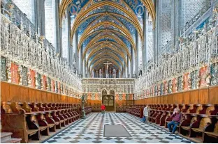  ??  ?? Les murs de la nef regorgent de fresques en trompel'oeil. La clôture, les stalles du choeur et le jubé en pierre ciselée, séparant la nef du choeur de la cathédrale.