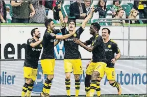  ?? ODD ANDERSEN / AFP ?? Marc Bartra celebra con genio y emoción su gol al Wolfsburgo