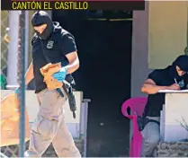  ??  ?? POLICÍAS RECUPERAN EVIDENCIAS DEL ASESINATO DE ORLANDO GUERRA, DE 39 AÑOS, EN EL CASERÍO EL ZAPOTE DEL CANTÓN EL CASTILLO.