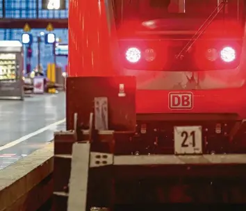  ?? Foto: Hendrik Schmidt, dpa ?? Ab Donnerstag­morgen bleiben viele Züge wohl wieder streikbedi­ngt in den Bahnhöfen stehen.