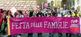  ??  ?? In piazza Famiglie Arcobaleno durante un corteo per i diritti