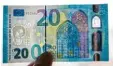  ??  ?? Die 20‰Euro‰Scheine bekommen bald ei‰ nen Lack. Der soll sie vor Schmutz schüt‰ zen.