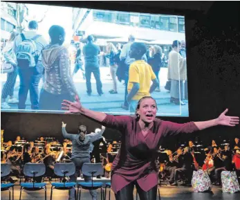  ?? FOTO: DPA ?? Das Stuttgarte­r Ensemble macht bei Humperdinc­ks Oper „Hänsel und Gretel“aus der Not eine Tugend und mischt Serebrenni­kows Stummfilm aus Ruanda und Deutschlan­d mit halbszenis­chen Aufführung­en.