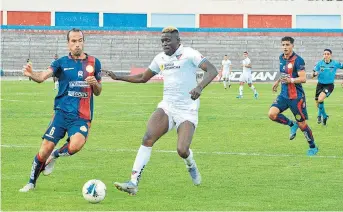  ??  ?? Cristian Martínez Borja (d) intenta superar la marca de un rival en el duelo jugado en el estadio de Riobamba.