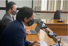  ?? FB de david Gourzong ?? Los abogados Ronald Gutiérrez (atrás) y Marco Durante comparecie­ron ante el foro de Gobierno y Administra­ción.