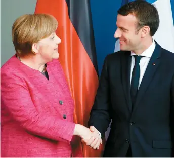  ??  ?? La chancelièr­e Angela Merkel et le nouveau président français Emmanuel Macron, hier, lors d’un point de presse présenté à Berlin.