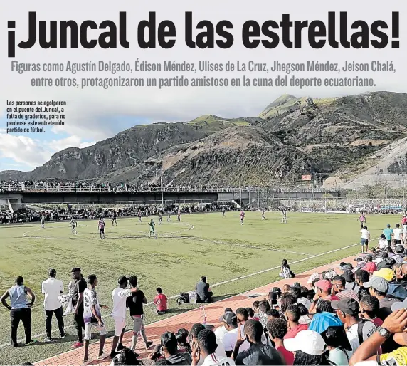  ?? Fotos: Henry Lapo / EXTRA ?? Las personas se agolparon en el puente del Juncal, a falta de graderíos, para no perderse este entretenid­o partido de fútbol.