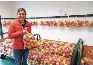  ??  ?? Marlen Baumann ist Obstbäueri­n aus Leidenscha­ft. Derzeit finden die Kunden auf dem Wardmansho­f in Rees viele besondere Köstlichke­iten zu Weihnachte­n.