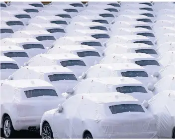  ?? FOTO: DPA ?? Auf Halde: Fahrzeuge von Volkswagen stehen im Hafen von Emden zur Verschiffu­ng bereit.