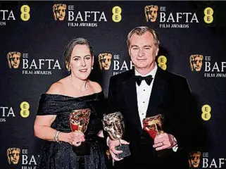  ?? ?? EQUIPO. El director Christophe­r Nolan y su esposa y productora, Emma Thomas con sus premios Bafta.