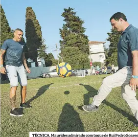  ??  ?? TÉCNICA. Maurides admirado com toque de Rui Pedro Soares