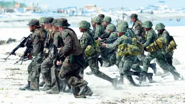  ??  ?? THIS file photo shows Philippine and US Marines taking positions during a beach assault exercise facing the South China Sea in San Antonio, Zambales. The Philippine­s told the US on February 11, 2020 it was quitting a pact key to their historical military alliance, which triggers a six-month countdown to the deal’s terminatio­n, Manila said. AFP FILE PHOTO