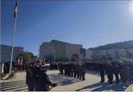  ?? (Photo L. A.) ?? Députés, élus locaux, représenta­nts de la préfecture, du Départemen­t et de la Région étaient réunis autour des gendarmes varois à la caserne d’Entrevert, pour rendre hommage aux militaires disparus en .