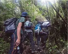  ??  ?? LALUAN berakar
antara cabaran ketika pendakian.