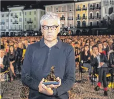  ?? FOTO: URS FLUEELER/KEYSTONE/DPA ?? Er steht für das klassische Autorenkin­o: Der portugiesi­sche Filmregiss­eur Pedro Costa erhält beim 72. Internatio­nalen Filmfestiv­al den Goldenen Leopard für seinen Film „Vitalina Varela“.