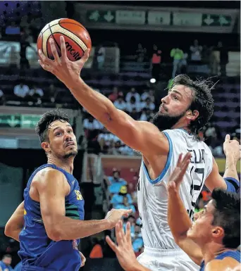  ?? REUTERS ?? En la mano, Delía ataca con la posesión de la bola. A la Selección se le escapó en el final.