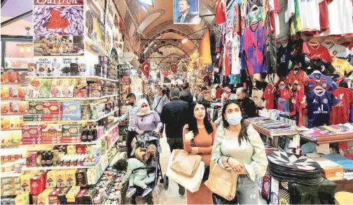  ?? Reuters ?? ↑
Tourists shop at the Grand Bazaar in Istanbul, Turkey.