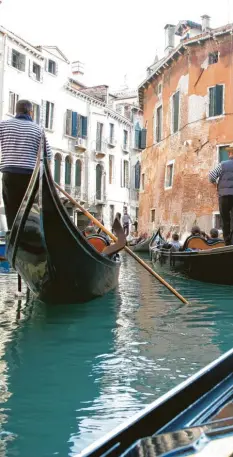  ?? Foto: Kalaene, dpa ?? Venedigs Kanäle sind voll mit Gondeln, die bis auf den letzten Platz mit Touristen besetzt sind. Dass die neue Steuer das ändert, glaubt kaum jemand.