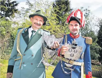  ?? FOTO: CKA ?? Vater Marco (Zug „Bendremmel 1976“) und sein Sohn Martin Krames (Zug „Schlabberb­uxen 2006“) zeigen stolz ihr Königssilb­er. Beide freuen sich auf das Fest, das sie jetzt aus einer ganz anderen Perspektiv­e erleben können.