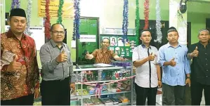 ?? FIRMA ZUHDI/JAWA POS ?? USAHA BARU: Heri (kiri) bersama para pengurus BUMDes Sukorejo Makmur Sejahtera.