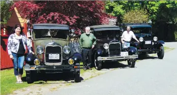  ?? PHOTOS: ALYN EDWARDS ?? Sue, Frank and Farrell White display their Model A Fords, which are driven year-round.