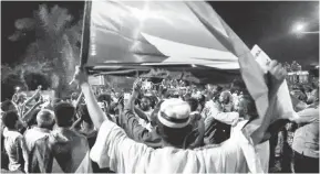  ?? — Gambar AFP ?? TUNTUT KEADILAN: Penunjuk perasaan berhimpun di luar ibu pejabat tentera di Khartoum kelmarin ketika menuntut keadilan untuk peserta protes antikeraja­an yang mati dibunuh pada 2019.