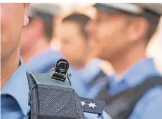  ?? FOTO: DPA ?? Um gegen die zunehmende Gewalt gegenüber Polizisten vorzugehen, setzt das Bundesland Hessen beispielsw­eise mehr Bodycams ein.