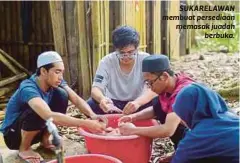  ??  ?? SUKARELAWA­N membuat persediaan memasak juadah
berbuka.