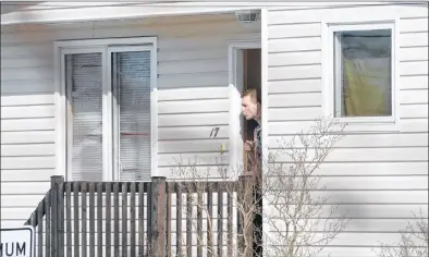  ?? JOE GIBBONS/THE TELEGRAM ?? Justin Wiseman speaks to police negotiator­s from the front door of a residence on Jersey Avenue in Mount Pearl on Tuesday afternoon as officers were trying to get him to surrender to them peacefully.