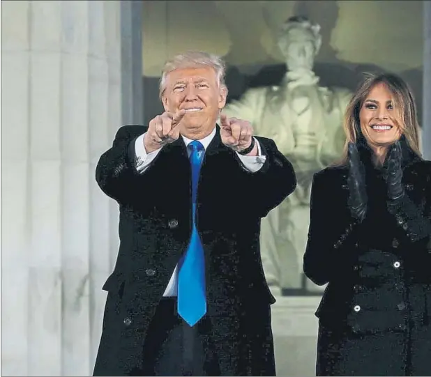  ??  ?? El presidente electo, Donald Trump, y su esposa Melania saludan desde el Lincoln Memorial en el concierto de bienvenida celebrado ayer