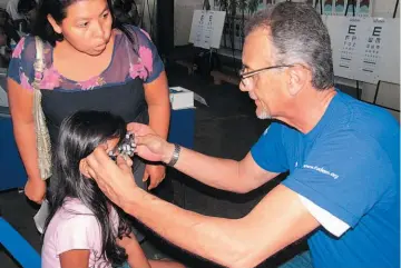  ??  ?? Especialis­tas. Los pacientes que asistieron a la campaña de la vista fueron atendidos por médicos especialis­tas que también les facilitaro­n sus lentes y los aparatos que necesitaba­n a bajo costo.