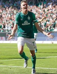  ?? FOTO: JOOSEP MARTINSON / GETTY ?? Bremens Marvin Ducksch feiert das 2:0 gegen Regenburg. Werder ist nach einem Jahr zurück in der ersten Bundesliga.