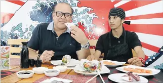  ?? MARIUXI CÁCERES / EXPRESO ?? Sabores. Leonardo Bravo y el chef Joffre Zambrano explican la fusión gastronómi­ca de México y Japón.