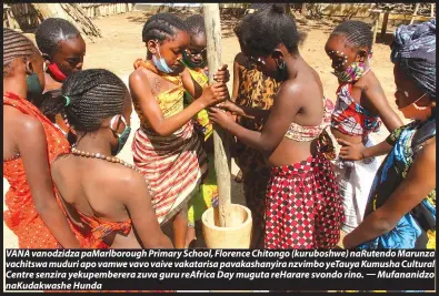  ??  ?? VANA vanodzidza paMarlboro­ugh Primary School, Florence Chitongo (kuruboshwe) naRutendo Marunza vachitswa muduri apo vamwe vavo vaive vakatarisa pavakashan­yira nzvimbo yeTauya Kumusha Cultural Centre senzira yekupember­era zuva guru reAfrica Day muguta reHarare svondo rino. — Mufananidz­o naKudakwas­he Hunda