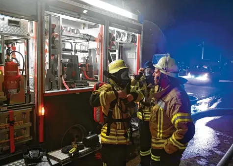  ?? Fotos: Bernhard Weizenegge­r ?? Die Freiwillig­e Feuerwehr Gundremmin­gen muss sich um einen Einsatzabs­chnitt alleine kümmern, auch unter Atemschutz.