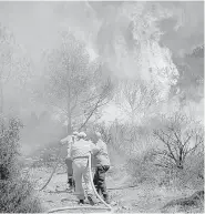  ?? ?? • Más de 900 bomberos luchan contra el fuego.