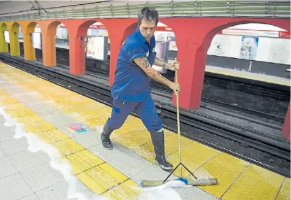  ?? AFP ?? Kike Ferrari. Premiado en la Semana Negra de Gijón, en el Subte está en el área de mantenimie­nto.