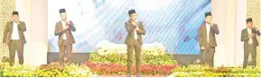  ??  ?? Gambar kanan KUMPULAN Nasyid Ursa dari Papar ketika mempersemb­ahkan nyanyian dakwah kepada para hadirin.