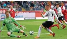  ?? FOTO: BRATIC/DPA ?? Beim 0:3 des FSV Mainz in Frankfurt unterlief Torwart Florian Müller (l.) ein kleiner Patzer. Für die U21 ist er trotzdem eine große Hoffnung.