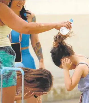  ?? // EFE ?? Varias madres del colegio Mediterrán­eo de Córdoba refrescan a sus hijos