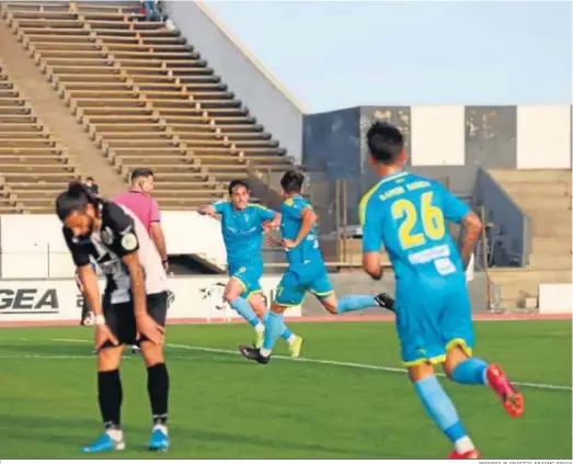  ?? REPORTAJE GRÁFICO: ERASMO FENOY ?? Antoñito, cabizbajo, mientras Ubis celebra el gol de la victoria del Algeciras.