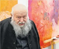  ??  ?? Seine Orgien-Mysterien-Theater und Schüttbild­er haben Hermann Nitsch bekannt gemacht. Die neuesten Werke des Künstlers sind von Blumen inspiriert.