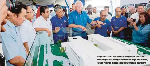  ?? FOTO: AMRAN HAMID ?? NAJIB bersama Ahmad Bashah (empat dari kiri) mendengar penerangan Dr Roslan (tiga dari kanan) ketika melihat model Hospital Pendang, semalam.