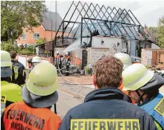  ?? Foto: Mario Obeser ?? Ein Stadel, in dem Pferde untergebra­cht waren, ist am Sonntagvor­mittag in Berg heim ausgebrann­t.