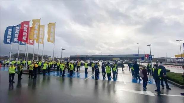  ?? FOTO TOM PALMAERS ?? Tientallen personeels­leden en klanten van Ikea werden gisteren uit voorzorg even geëvacueer­d.