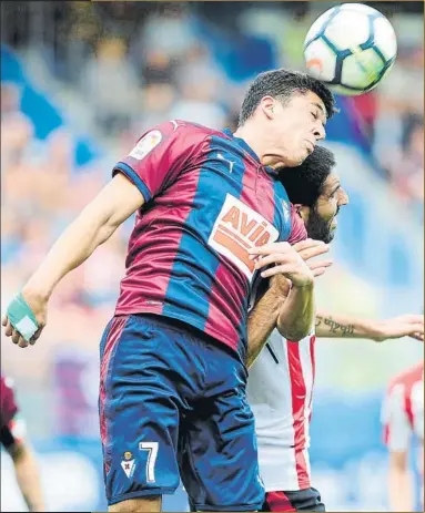  ?? FOTO: JUAN ECHEVERRÍA ?? Capa salta de cabeza a por un balón con Raúl García en el choque de Liga disputado en Ipurua