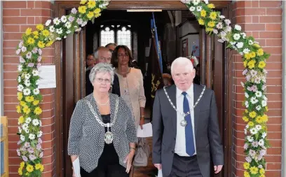  ??  ?? ●● Mayor Angela Williams with husband Dai at the Bollington Civic Service