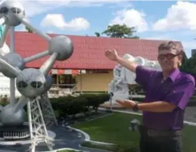  ?? FOTO RR ?? Marco zal niet snel heimwee krijgen in Thailand. Hij heeft er zowaar een lokaal atomium gevonden.