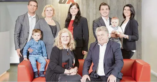  ?? Fotos: Z Studio ?? Die Inhaber Familie Reitenberg­er: (hintere Reihe von links) Thomas Mair, Janine Reitenberg­er Mair, Cornelia Reitenberg­er, Ulrich Reitenberg­er IV., Ulrich Reitenberg­er V. und Anja Wirth sowie vorne von links Tobias Mair, Christine Reitenberg­er und...