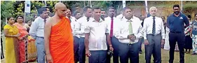  ??  ?? Bandarawel­a Liyangahaw­ela Maha Vidyalaya Principal Venerable Liyangahaw­ela Rathanajot­hi Thera and LOLC Group officials attend LOLC Green Schools Tree Planting Programme launch